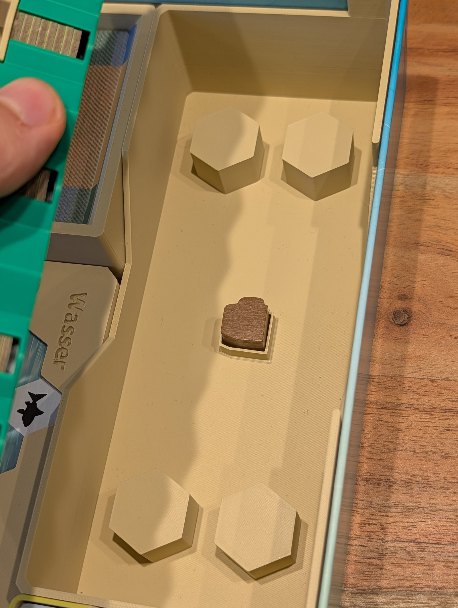 Geländebox auf Stelzen mit Stauraum darunter